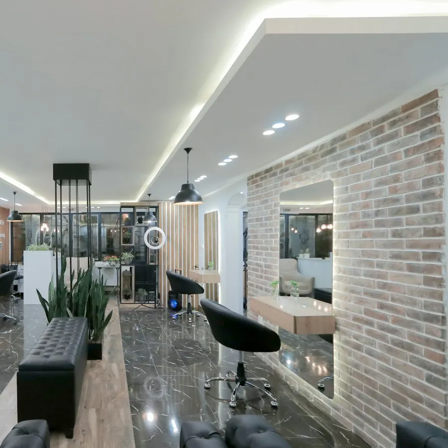 Kırmızı Oje salon — Salon içi