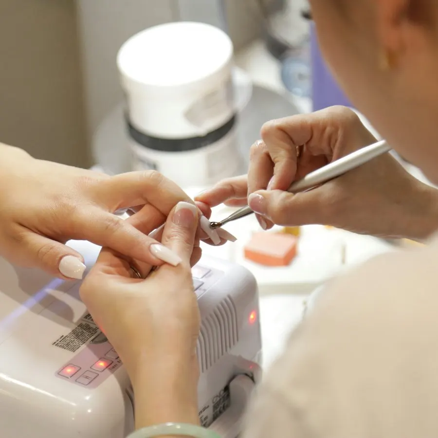 Kırmızı Oje salon — Manikür masası